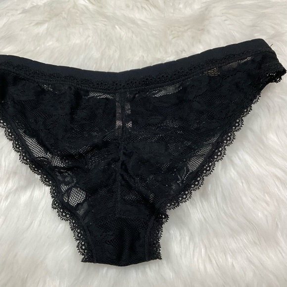 Bombshell Victoria's Secret Black Lace Bra and Panty Set - Picture 6 of 13